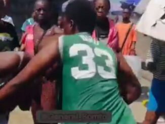 Boobs Out! Nigerian Wife Fighting Sidechick In Public For Having Sex With Her Husband (18+)