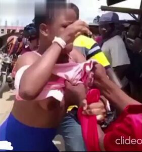 Boobs Out As 2 African Girls Are Seen Fighting Over A Rich Boyfriend In Public (18+) Boobs Out As 2 African Girls Are Seen Fighting Over A Rich Boyfriend In Public (18+)